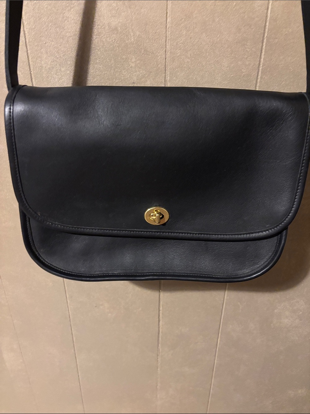 Vintage Coach City Bag Black Leather Crossbody Bag with Gold Turn-Lock - Picture 2 of 12